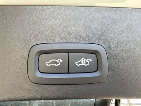 Certified 2025 Volvo XC40 B5 Core image 19