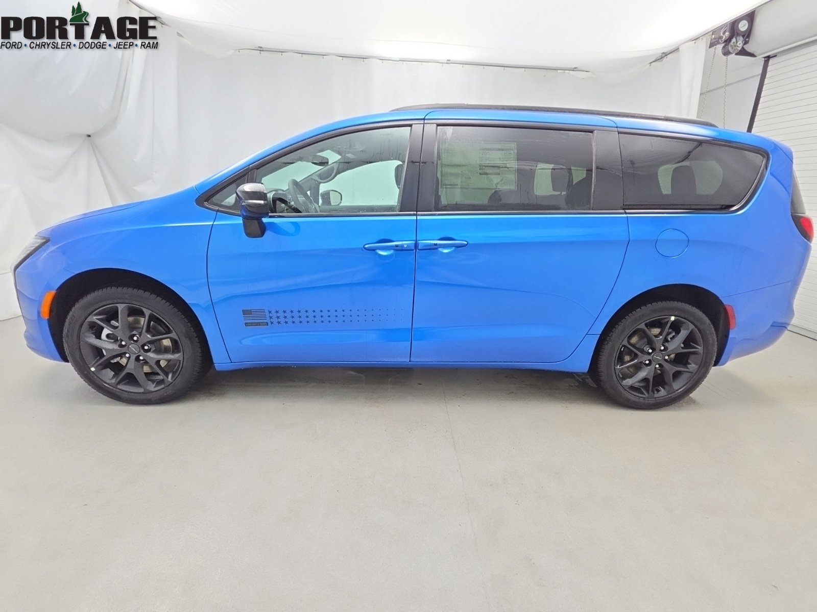 New 2027 Chrysler Pacifica Select AWD/4WD image 4