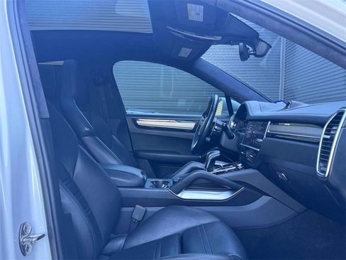 Used 2020 Porsche Cayenne Turbo image 17
