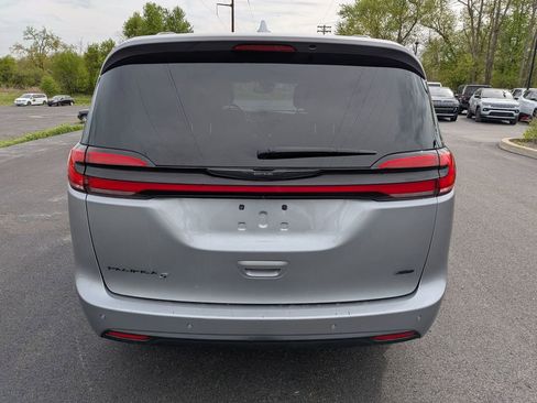 Used 2021 Chrysler Pacifica Touring AWD/4WD image 4