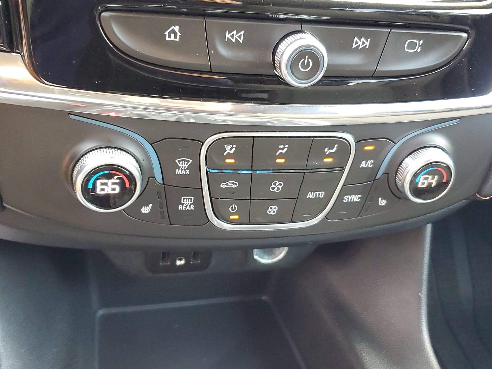 Used 2018 Chevrolet Traverse LT FWD image 25
