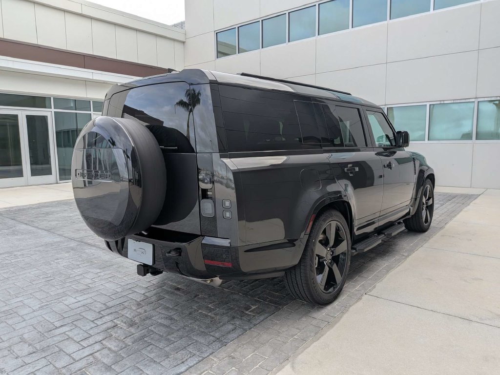 New 2026 Land Rover Defender 130 X-Dynamic SE AWD/4WD image 5