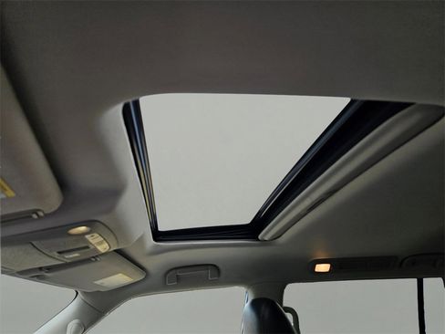 Used 2020 Nissan Armada SL w/ Premium Package image 16