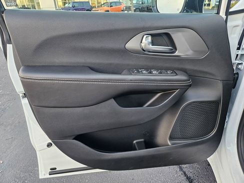 New 2026 Chrysler Voyager LX image 10