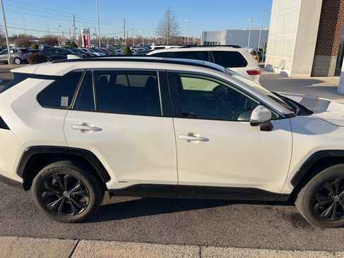 Certified 2022 Toyota RAV4 SE image 9