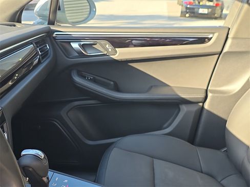 Certified 2022 Porsche Macan image 23
