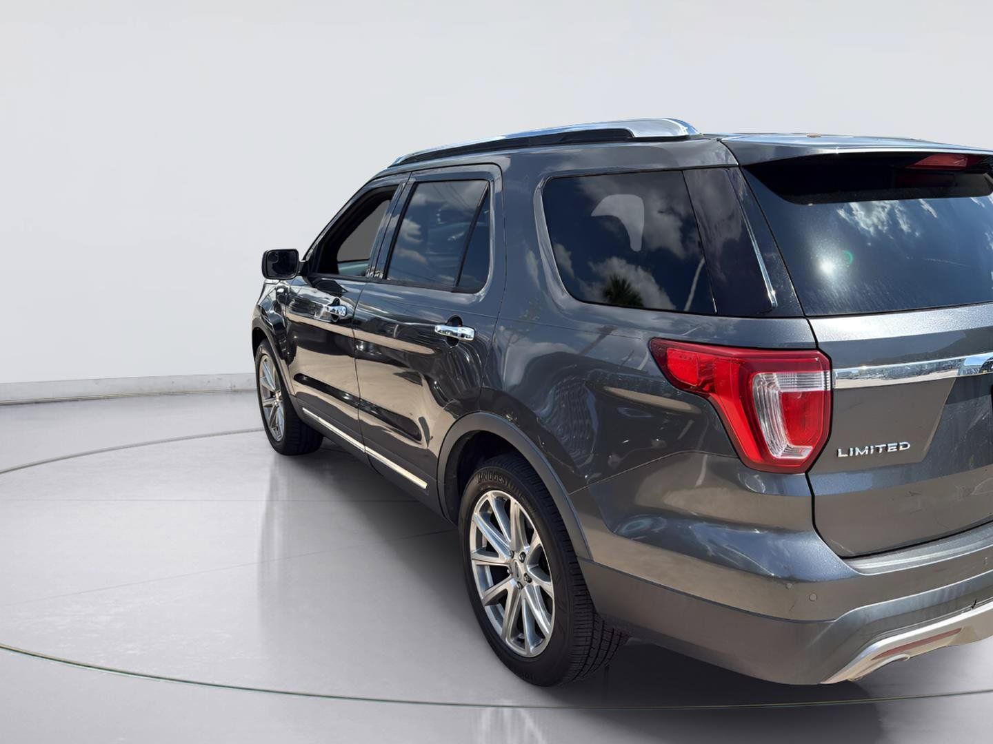 Used 2017 Ford Explorer Limited FWD image 3