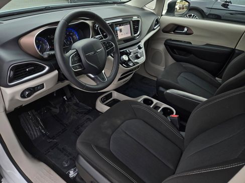 Used 2023 Chrysler Voyager LX FWD image 8