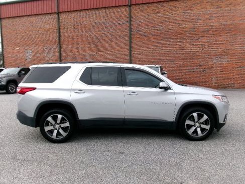 Used 2019 Chevrolet Traverse LT w/ LT Premium Package image 2