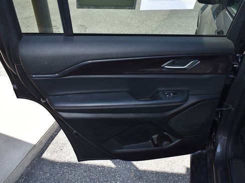 Used 2023 Jeep Grand Cherokee L Laredo image 23