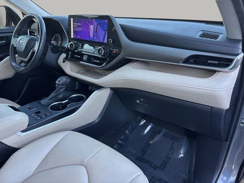 Used 2023 Toyota Highlander XLE image 12