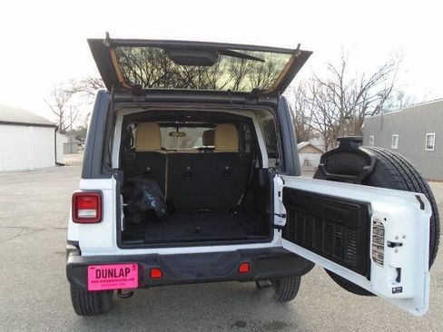 Used 2021 Jeep Wrangler Unlimited Sahara image 29