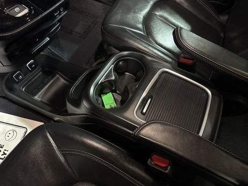 Used 2019 Chrysler Pacifica Touring-L Plus w/ Advanced Safetytec Group FWD image 7
