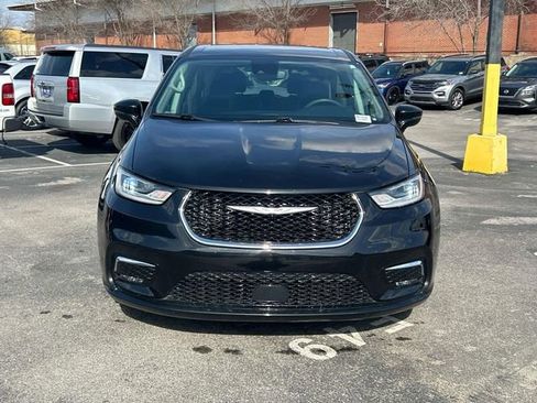 Used 2024 Chrysler Pacifica Touring-L image 8