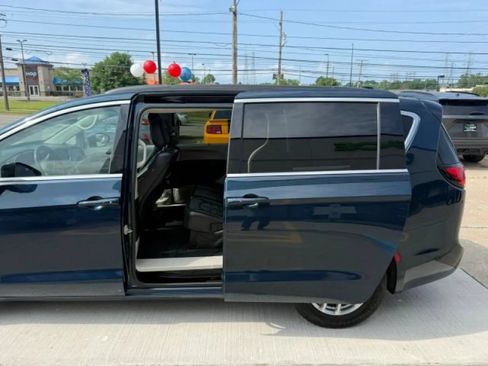 Used 2022 Chrysler Pacifica Touring-L w/ Uconnect Theater Family Group FWD image 14