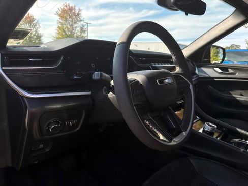 Used 2023 Jeep Grand Cherokee Altitude image 10