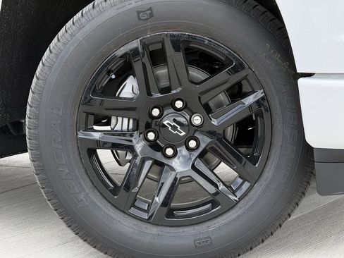 New 2026 Chevrolet Silverado 1500 Custom RWD image 9