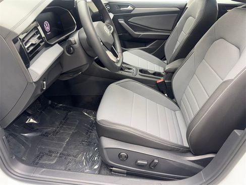 Used 2025 Volkswagen Jetta SE w/ Sunroof Package image 26