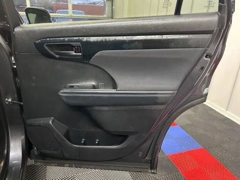 Used 2023 Toyota Highlander L AWD/4WD image 15