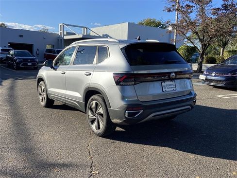 Used 2025 Volkswagen Taos SE image 8