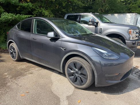 Used 2024 Tesla Model Y Long Range RWD image 1
