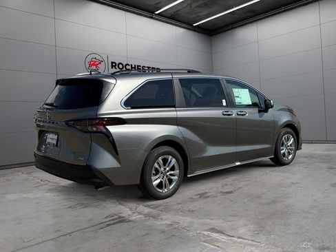 Used 2026 Toyota Sienna XLE AWD/4WD image 5