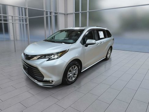Certified 2023 Toyota Sienna XLE FWD image 4