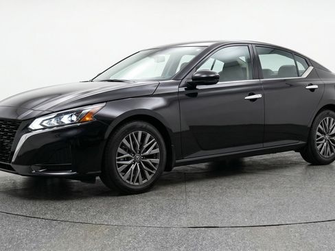 Used 2025 Nissan Altima 2.5 SV FWD image 3