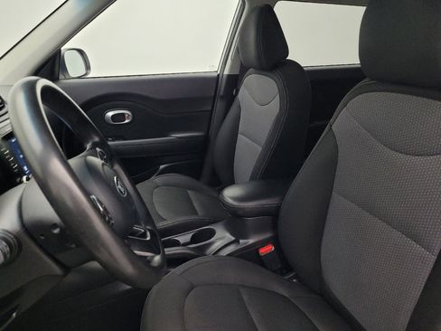 Used 2018 Kia Soul + image 17