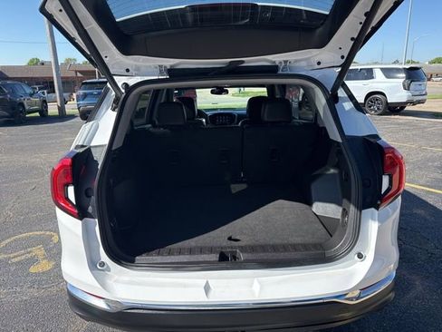Used 2024 GMC Terrain SLT image 18