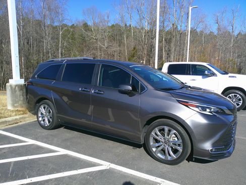 Used 2023 Toyota Sienna Platinum image 5