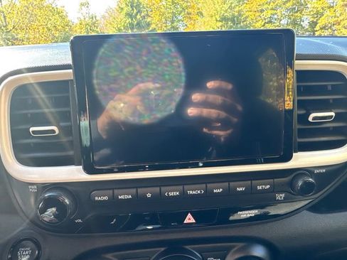 Used 2024 Hyundai Venue Limited image 33