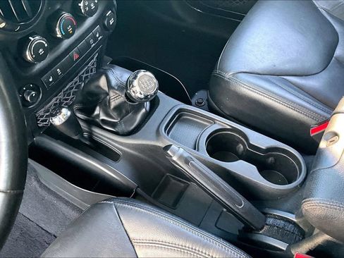 Used 2017 Jeep Wrangler Unlimited Sahara AWD/4WD image 17