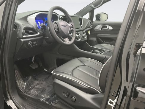 Used 2025 Chrysler Pacifica Limited image 10