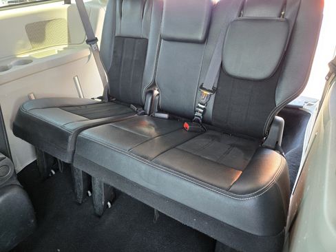 Used 2019 Dodge Grand Caravan SXT FWD image 9