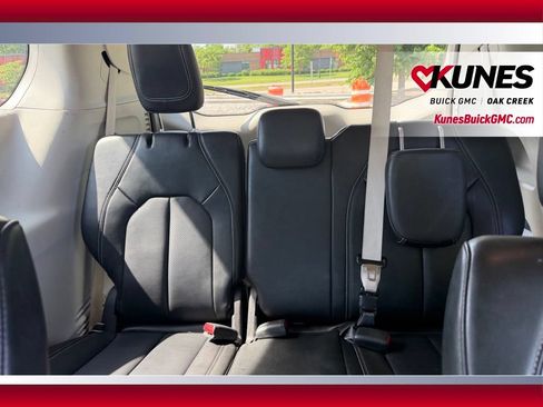 Used 2023 Chrysler Pacifica Touring-L FWD image 10
