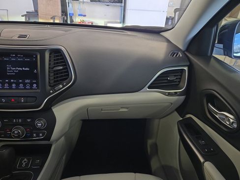 Used 2021 Jeep Cherokee Latitude Lux w/ Comfort/Convenience Group FWD image 20