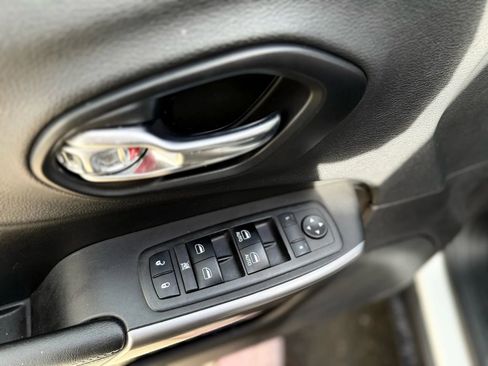 Used 2019 Jeep Cherokee Latitude Plus w/ Cold Weather Group image 18