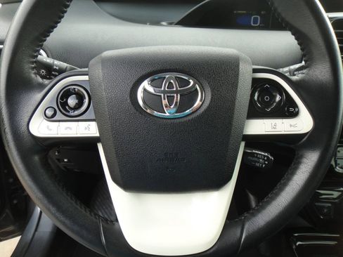 Used 2017 Toyota Prius Four FWD image 18