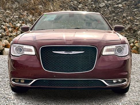 Used 2018 Chrysler 300 Touring L image 3