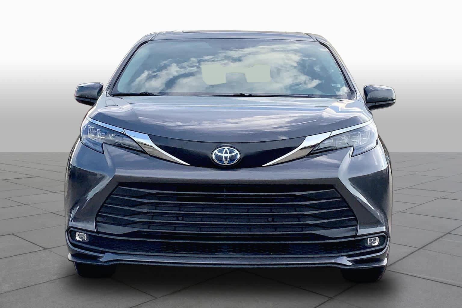 Certified 2025 Toyota Sienna XLE FWD image 4