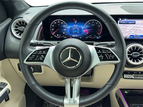 Used 2025 Mercedes-Benz GLB 250 w/ Exclusive Package image 18