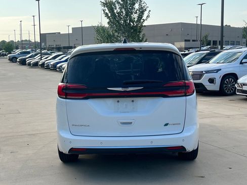Used 2023 Chrysler Pacifica Touring-L FWD image 11