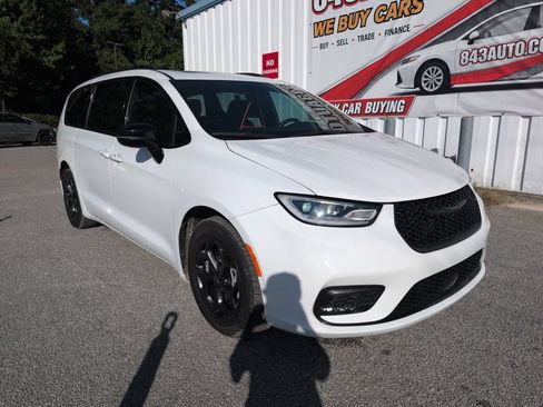 Used 2024 Chrysler Pacifica Premium FWD image 1
