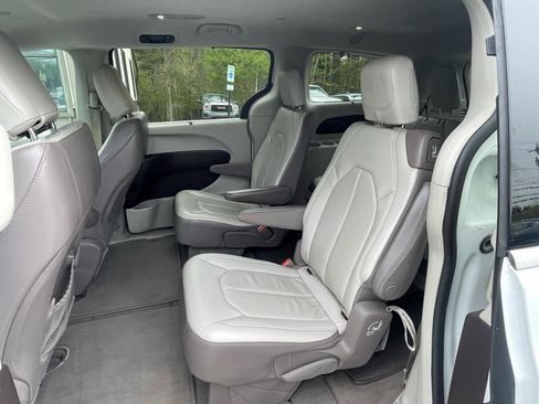 Used 2017 Chrysler Pacifica Touring-L FWD image 10