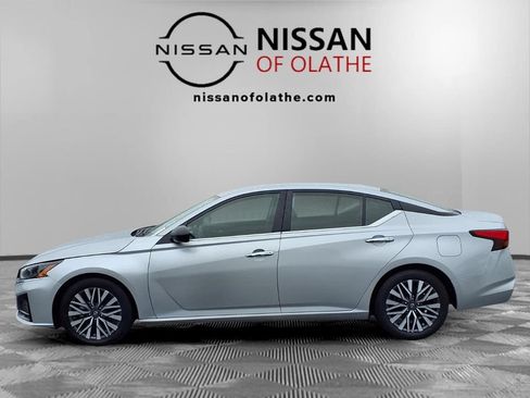 Used 2024 Nissan Altima 2.5 SV FWD image 25
