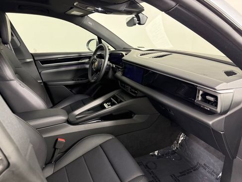 Certified 2025 Porsche Macan 4S Electric AWD/4WD image 15
