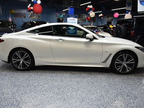 Used 2017 INFINITI Q60 2.0t image 3
