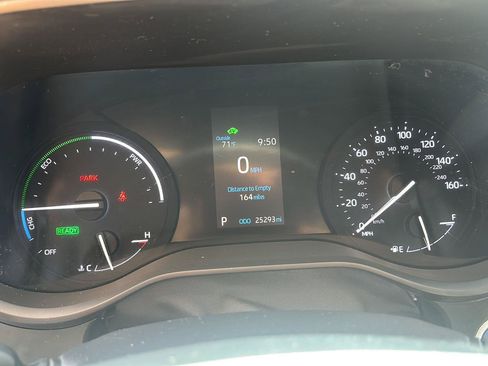 Used 2023 Toyota Sienna LE AWD/4WD image 3