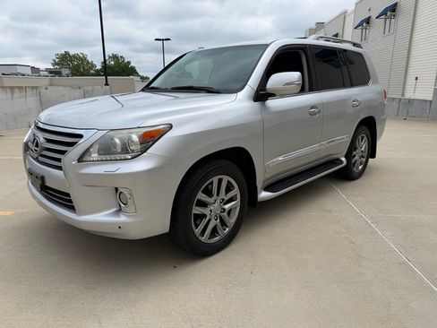 Used 2013 Lexus LX 570 4WD w/ Luxury Pkg image 3